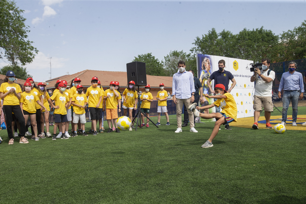 Íker Casillas protagoniza la inauguración del nuevo espacio deportivo en la zona norte de la capital.  / DAVID CASTRO