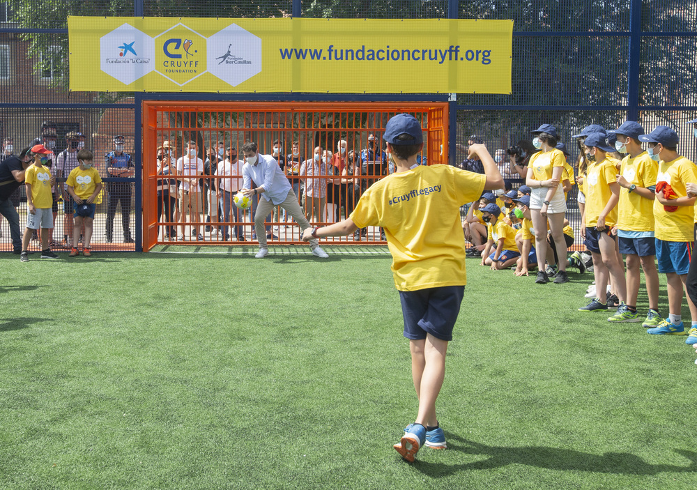 Íker Casillas protagoniza la inauguración del nuevo espacio deportivo en la zona norte de la capital.  / DAVID CASTRO