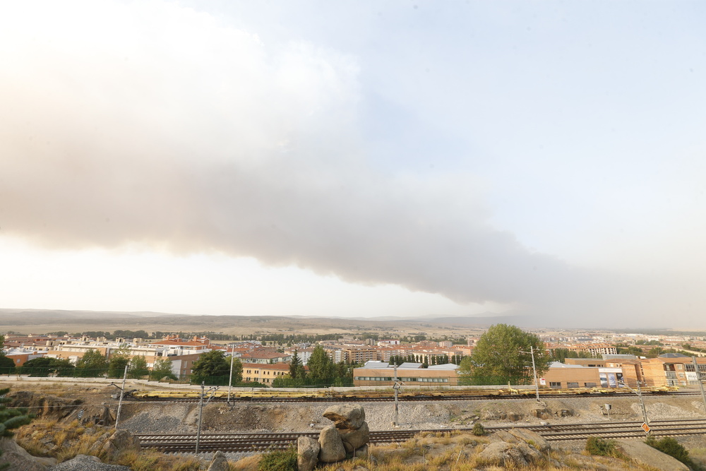 El incendio de la Sierra de la Paramera afecta a varios municipios.  / DAVID CASTRO