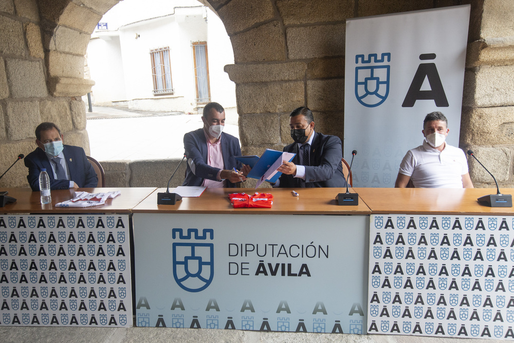 Carlos GarcÁ­a y el director general de Unipublic, Javier Guillén, firman el convenio para que el Barraco sea meta de la 15 etapa de la LXXVI Vuelta Ciclista España.  / ISABEL GARCÍA