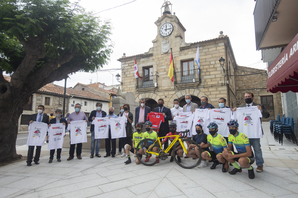 Carlos GarcÁ­a y el director general de Unipublic, Javier Guillén, firman el convenio para que el Barraco sea meta de la 15 etapa de la LXXVI Vuelta Ciclista España.  / ISABEL GARCÍA