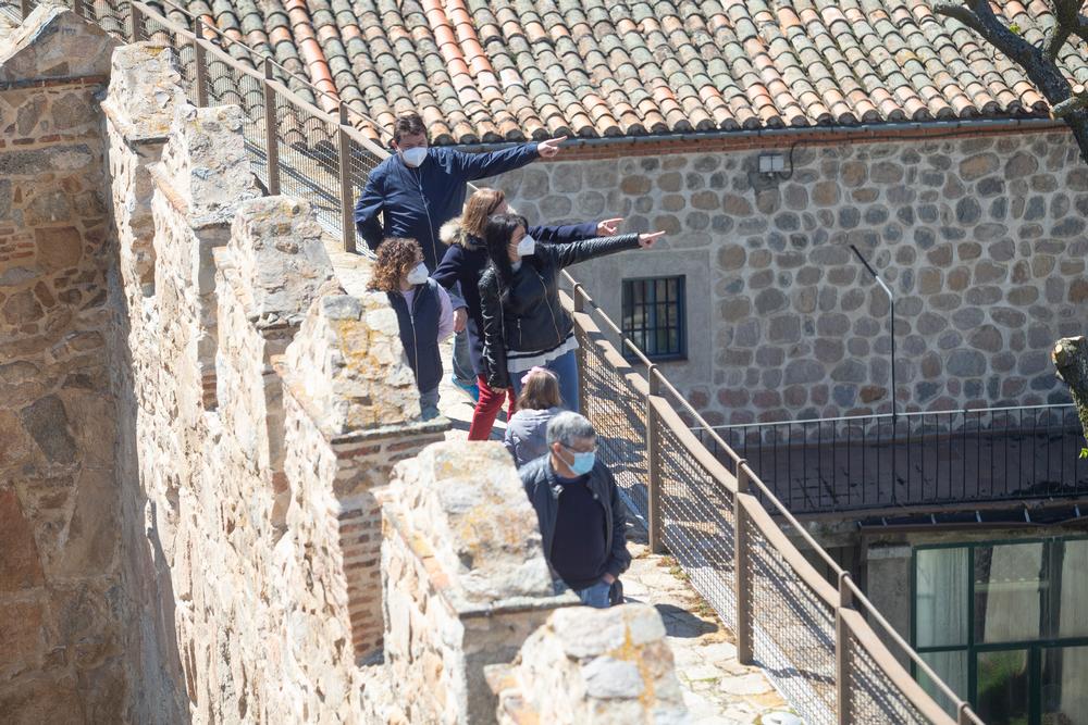 Turistas paseando por el adarve de la Muralla.  / DAVID CASTRO