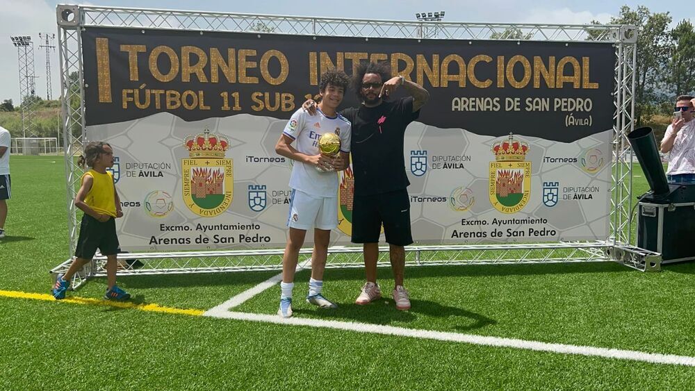 Marcelo entrega a su hijo Enzo el trofeo a máximo goleador del torneo.