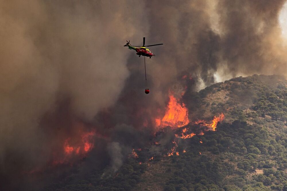 La Junta de Andalucía ve preocupante el incendio de Mijas, en el que ya se efectúan desalojos.