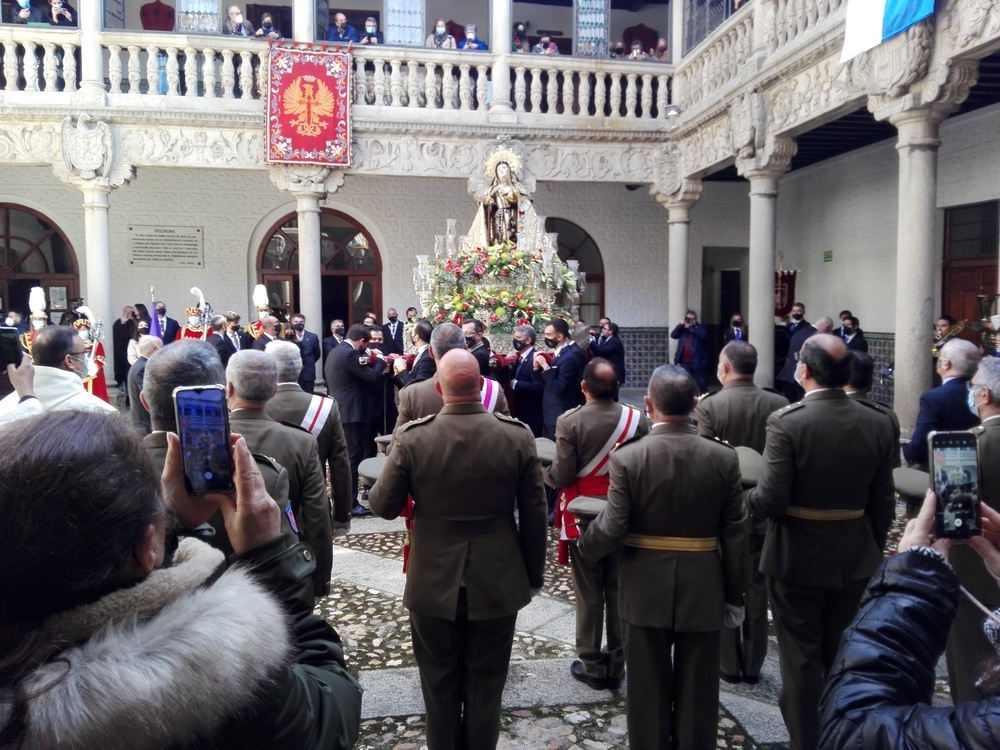 Multitudinaria procesión con homenajes a Santa Teresa