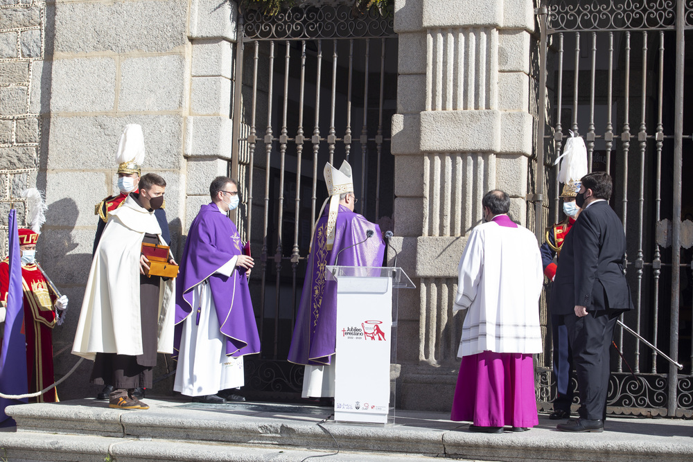 Apertura de la puerta Santa en la Iglesia de la Santa por el IV Centenario de la Canonización de Santa Teresa de Jesús. Inicio del año Jubilar.  / ISABEL GARCÍA