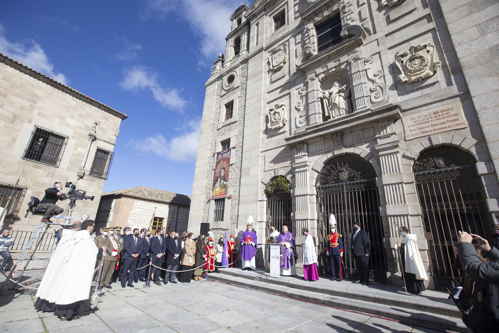 Apertura de la puerta Santa en la Iglesia de la Santa por el IV Centenario de la Canonización de Santa Teresa de Jesús. Inicio del año Jubilar.  / ISABEL GARCÍA