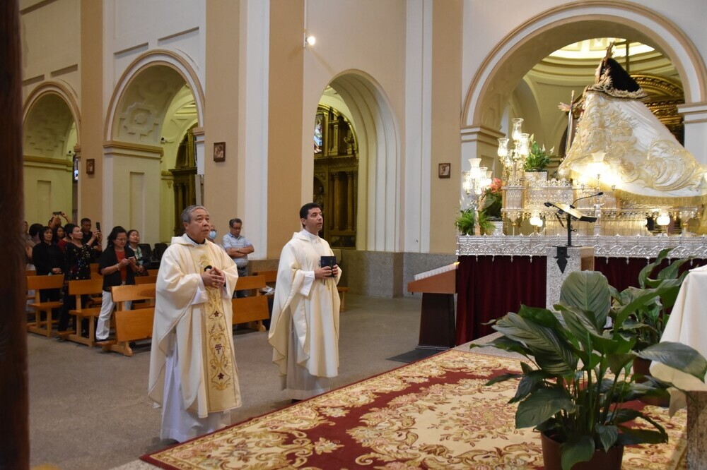 El Nuncio visita la cuna de Santa Teresa