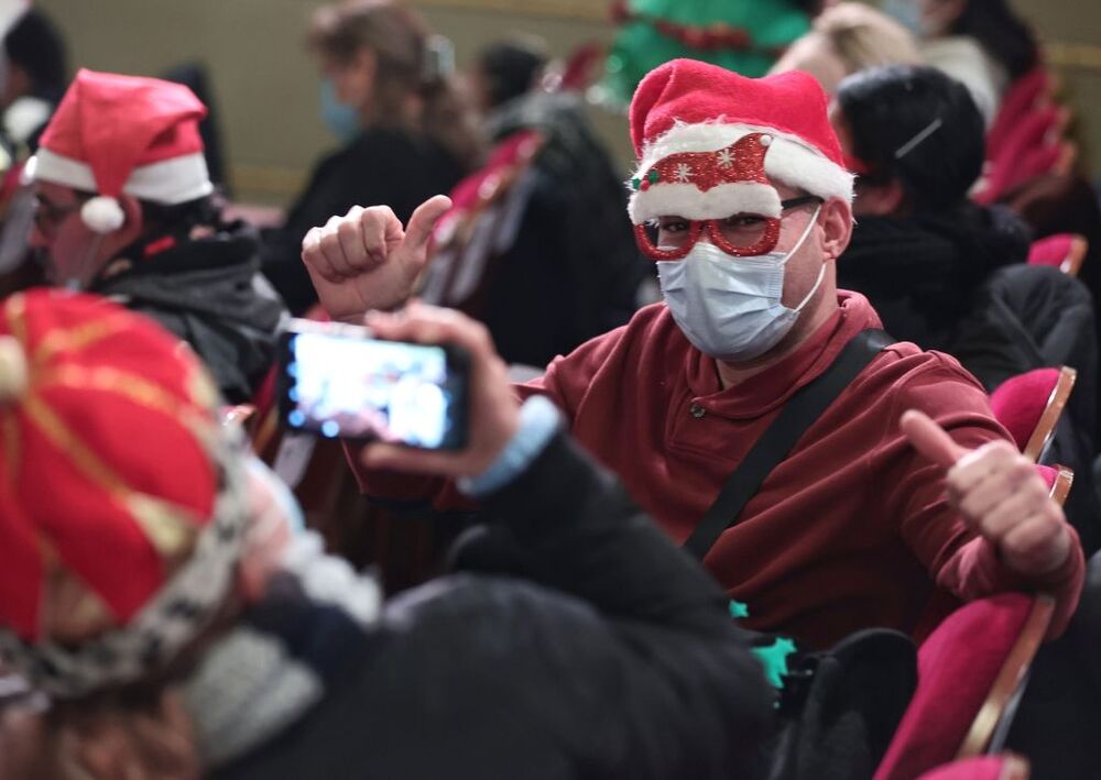 Archivo - Un hombre disfrazado se hace una fotografía minutos antes del inicio de la celebración del Sorteo Extraordinario de la Lotería de Navidad 2021, en el Teatro Real de Madrid, a 22 de diciembre de 2021, en Madrid, (España). A diferencia del año  / EDUARDO PARRA   EUROPA PRESS