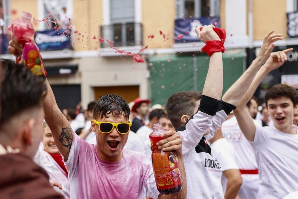 Ambiente antes del chupinazo de los Sanfermines y sus 204 horas de fiesta  / RODRIGO JIMÉNEZ