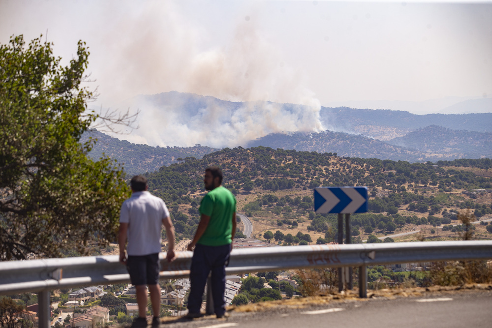 Continúan los trabajos en el incendio de Cebreros y Hoyo de Pinares.  / DAVID CASTRO