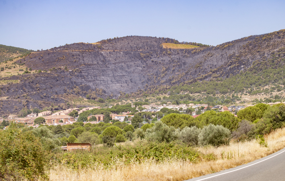 Continúan los trabajos en el incendio de Cebreros y Hoyo de Pinares.  / DAVID CASTRO