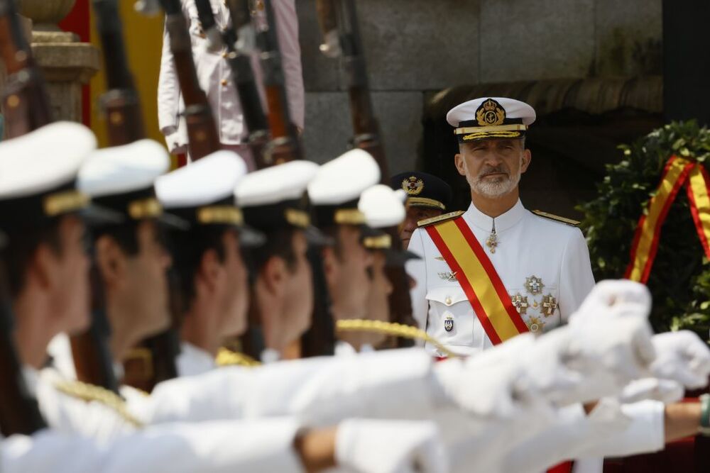 El rey Felipe VI preside la entrega de reales despachos a los nuevos oficiales de la Armada en la Escuela Naval