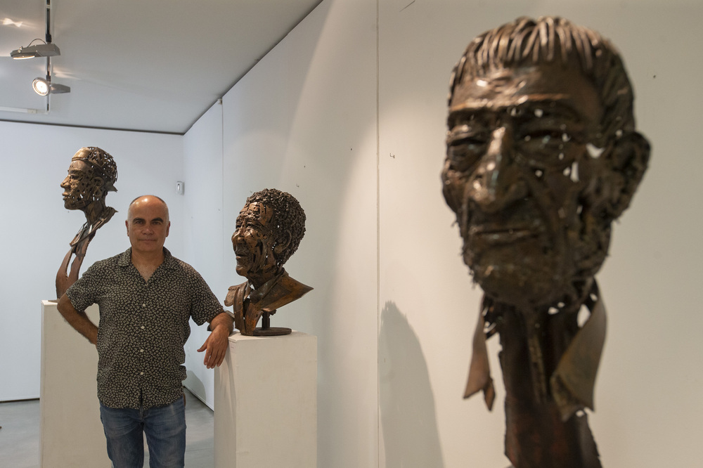 Exposición de José Antonio Elvira en Muñogalindo.  / DAVID CASTRO