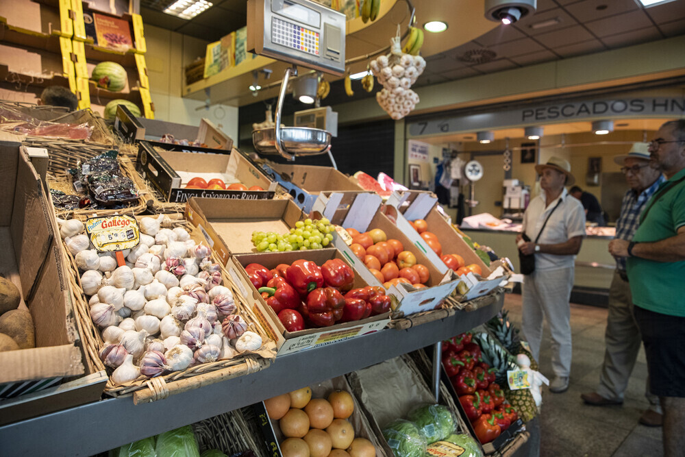 Un puesto de frutas y verduras en un mercado