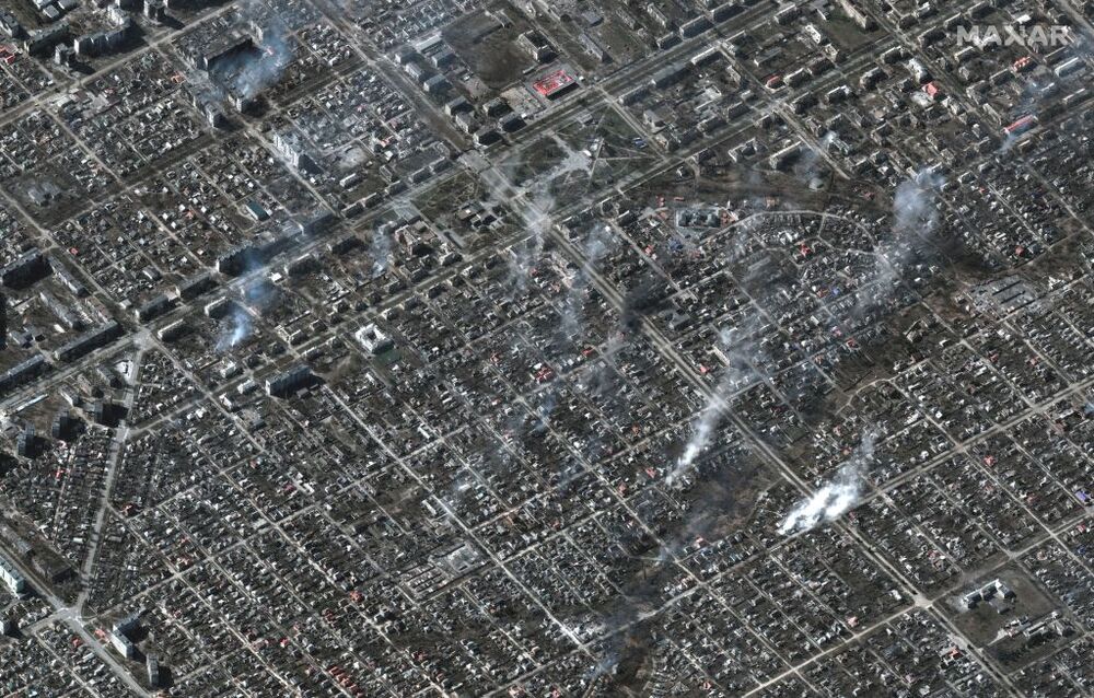 A satellite image shows an overview of burning buildings in Livoberezhnyi district, Mariupol  / MAXAR TECHNOLOGIES