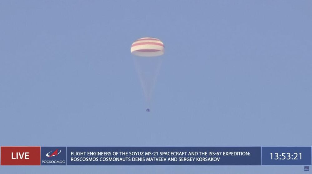 La Soyuz MS-21 con tres cosmonautas aterriza en Kazajistán