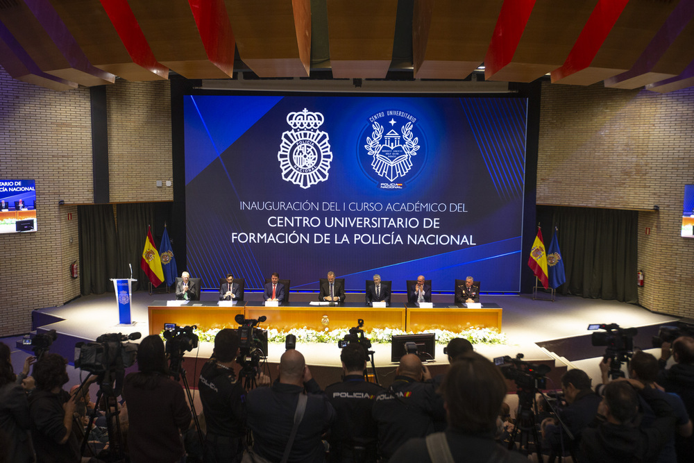 El Rey inaugura el Centro Universitario de la Policía