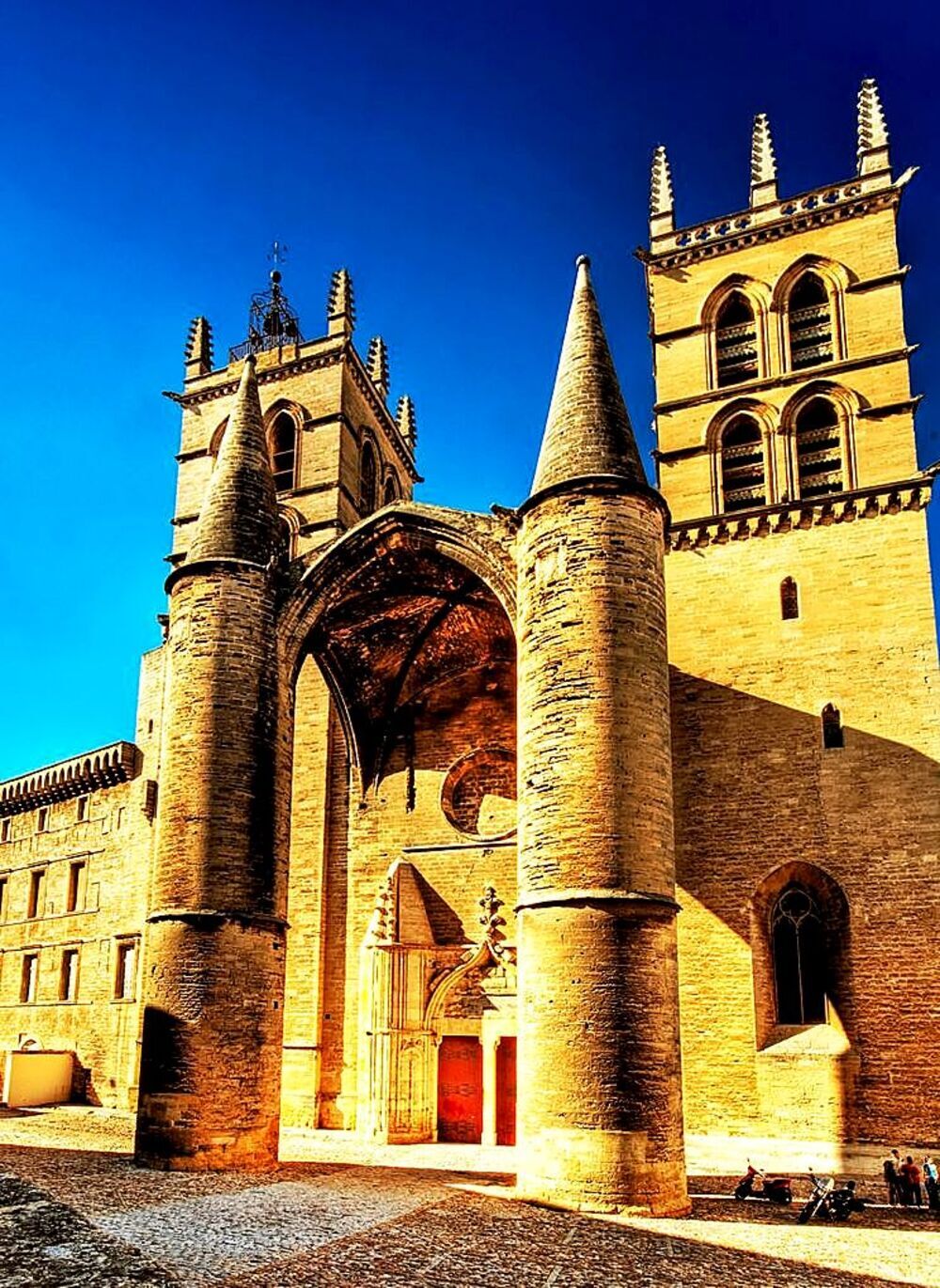  La Catedral de San Pedro de Montpellier es una seo levantada en la actual capital del departamento de Hérault y de la región de Languedoc-Rosellón. 