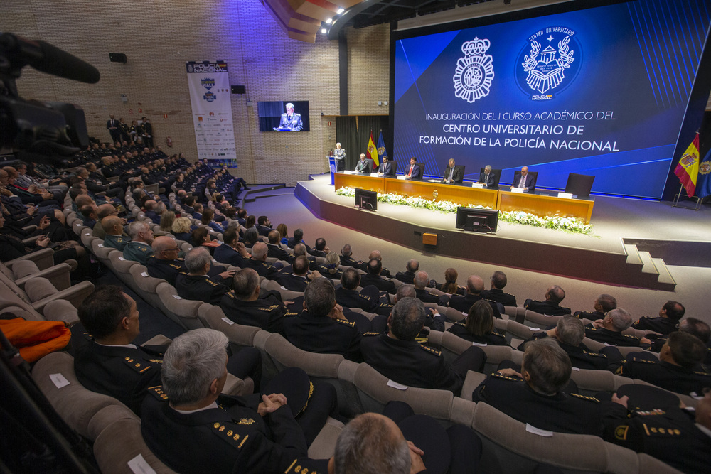 El Rey inaugura el Centro Universitario de la Policía.  / DAVID CASTRO