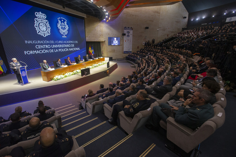 El Rey inaugura el Centro Universitario de la Policía.  / DAVID CASTRO