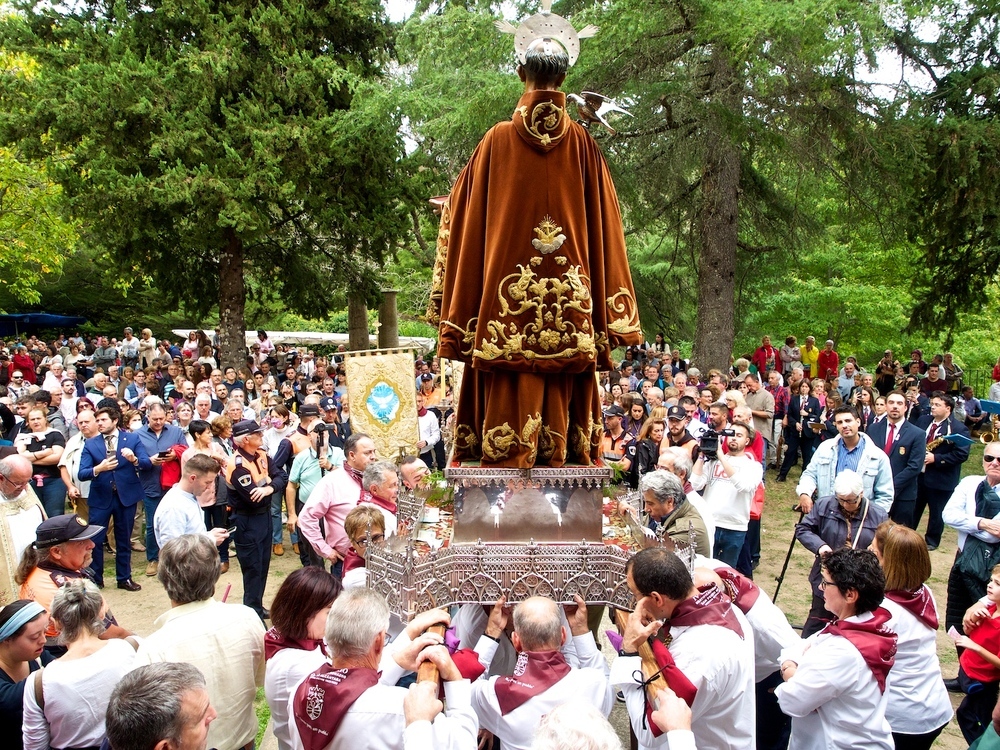 Multitudinaria celebración festiva en el santuario de Arenas