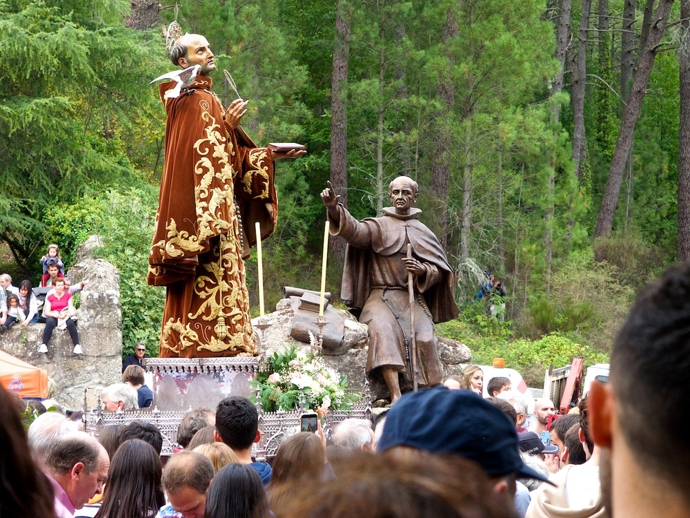 Multitudinaria celebración festiva en el santuario de Arenas