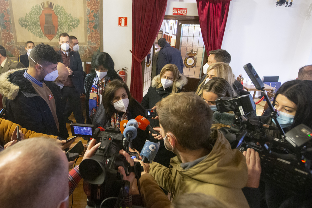 La ministra de Defensa, Margarita Robles, visita el Archivo General Militar de Á?vila.  / ISABEL GARCÍA