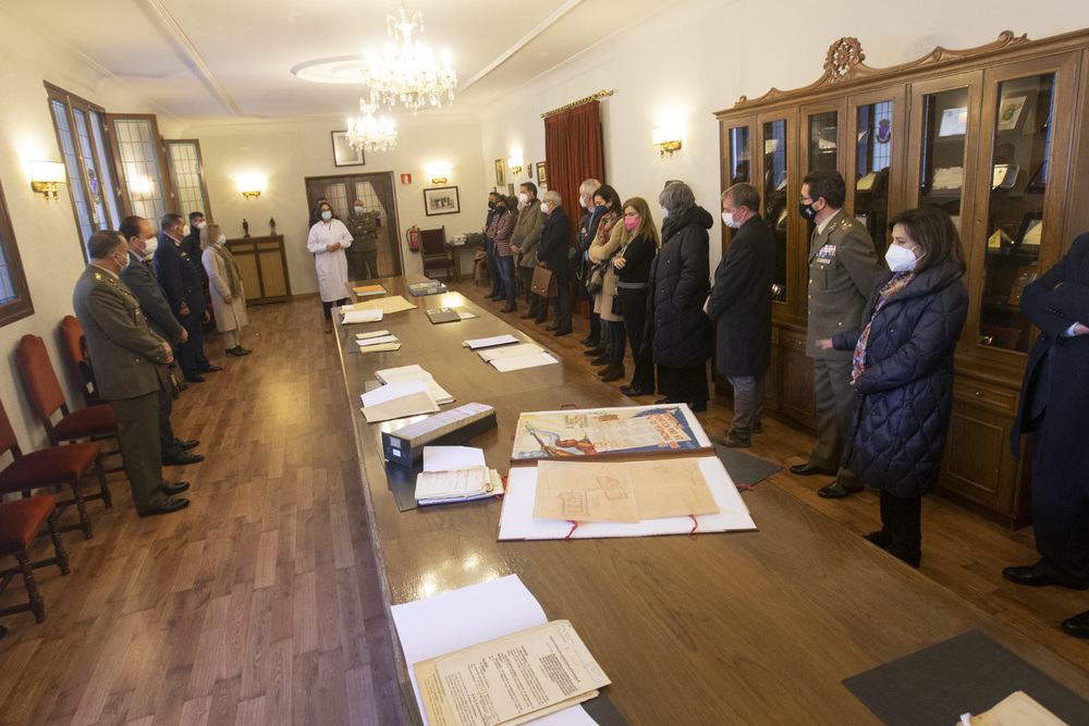 La ministra de Defensa, Margarita Robles, visita el Archivo General Militar de Á?vila.  / ISABEL GARCÍA