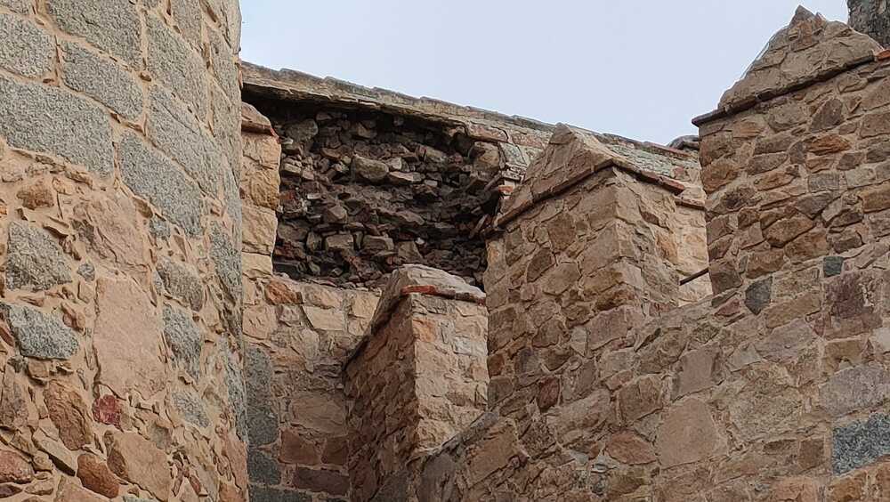 Muro desprendido en la Muralla que arrastró parte del almenado