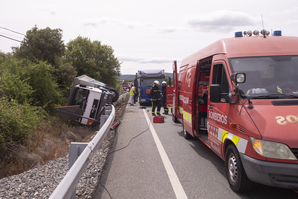 Accidente de un camión con cloro diluido en la N-403 en el Tiemblo.  / ISABEL GARCÍA