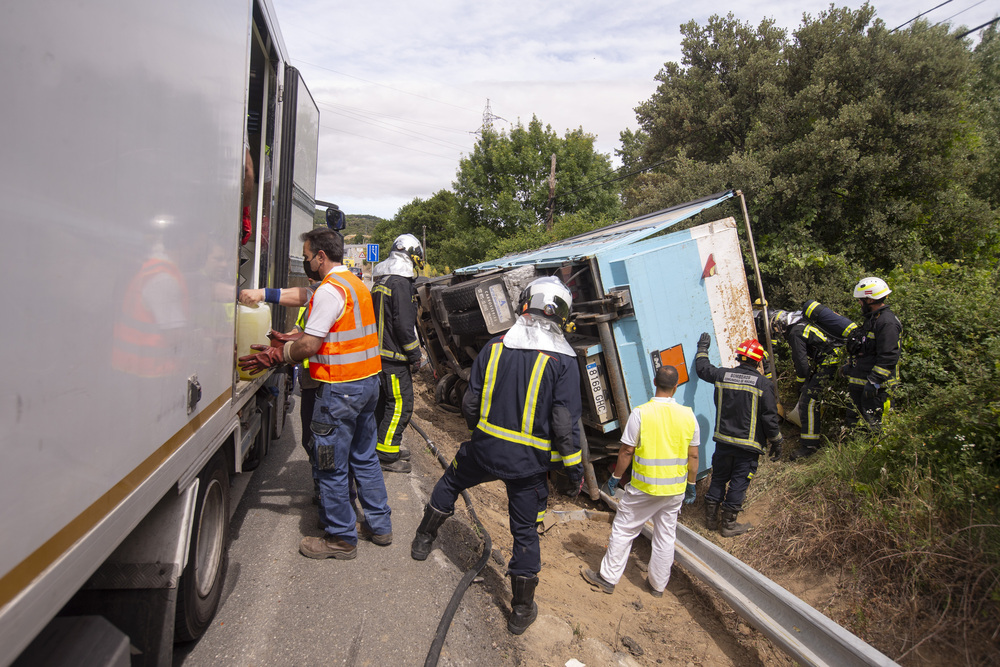 Accidente de un camión con cloro diluido en la N-403 en el Tiemblo.  / ISABEL GARCÍA