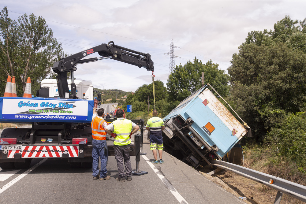 Accidente de un camión con cloro diluido en la N-403 en el Tiemblo.  / ISABEL GARCÍA