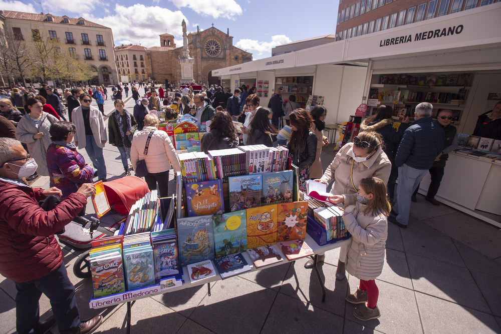 Feria del libro en la Plaza de Santa Teresa.  / ISABEL GARCÍA