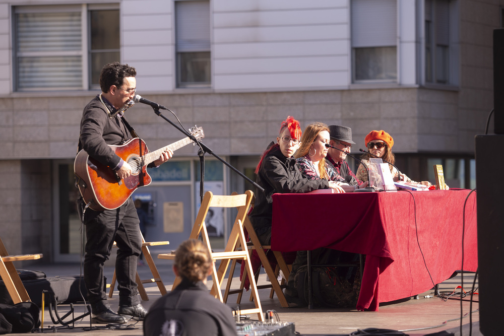 Feria del libro en la Plaza de Santa Teresa. La hora del Ciprés.  / ISABEL GARCÍA