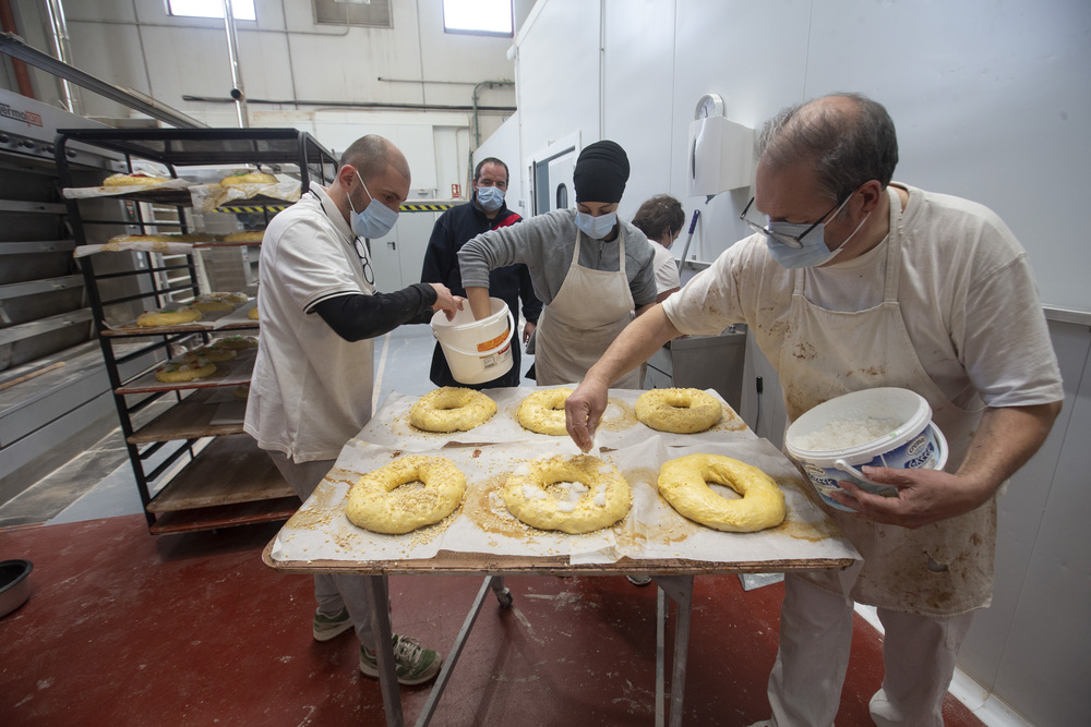 Realización de Roscon de Reyes en la panaderia Pan de panes.  / ISABEL GARCÍA