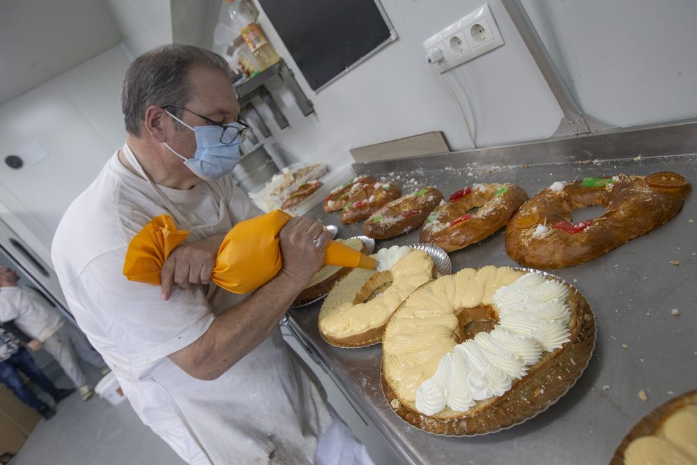 Realización de Roscon de Reyes en la panaderia Pan de panes.  / ISABEL GARCÍA