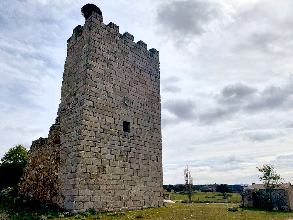 Castillos de Serranos de la Torre, de Gallegos de Sobrinos y de Zurraquín