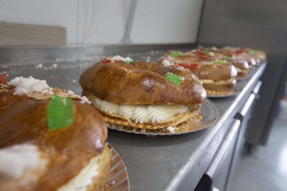 Realización de Roscon de Reyes en la panaderia Pan de panes.  / ISABEL GARCÍA