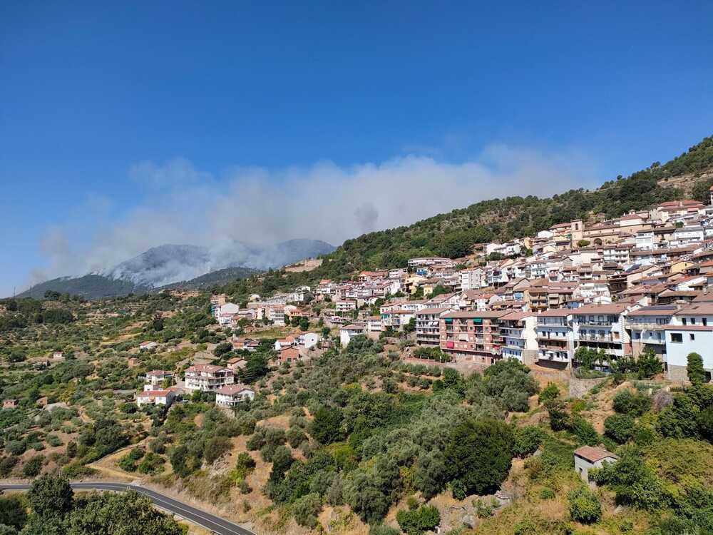 Vista panorámica del incendio de Santa Cruz del Valle desde Pedro Bernardo.