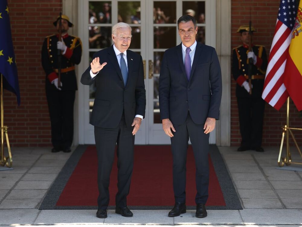 El presidente de los Estados Unidos, Joe Biden (i) y el presidente del Gobierno, Pedro Sánchez (d), posan a su llegada a una reunión en el Palacio de La Moncloa, a 28 de junio de 2022, en Madrid (España).  / EUROPA PRESS/E. PARRA. POOL   EU