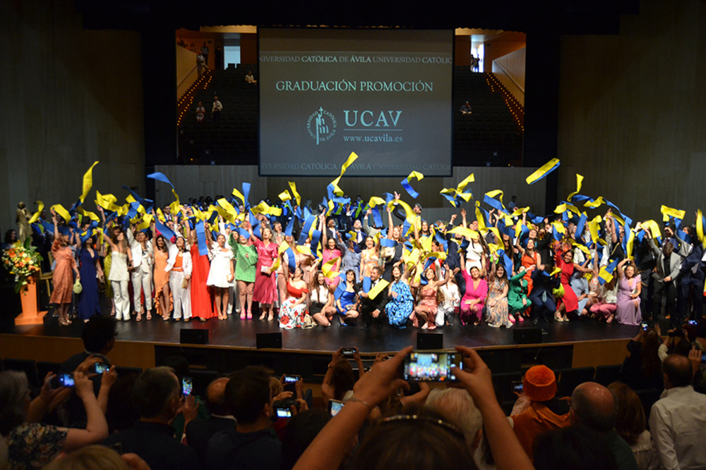 La UCAV celebra su graduación más numerosa, con 205 alumnos