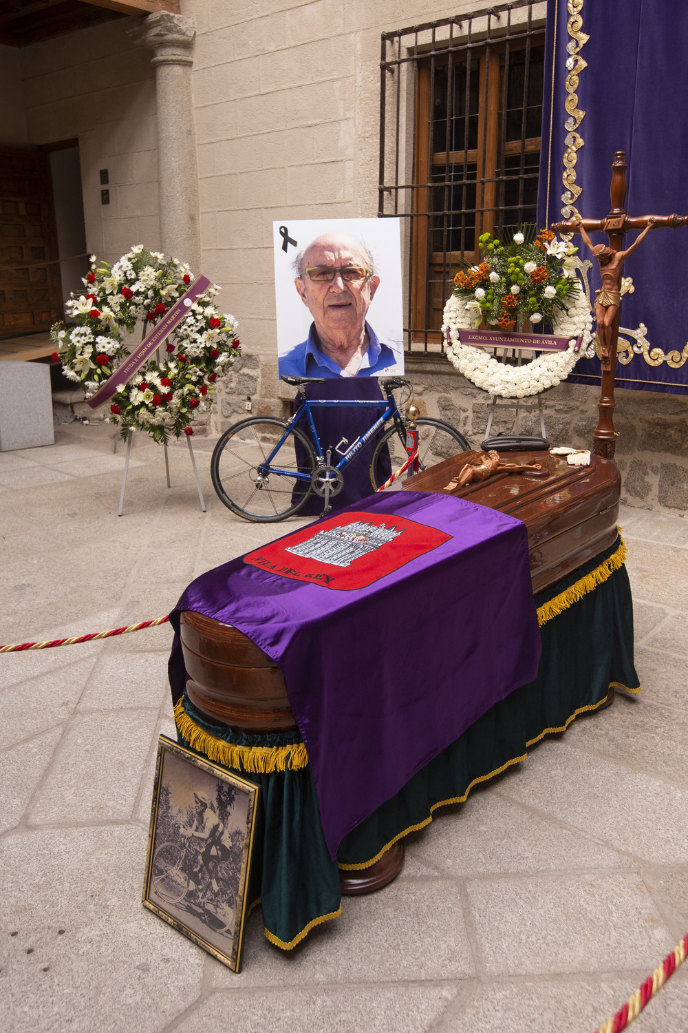 Velatorio, capilla ardiente del ciclista Julio Jiménez.  / ISABEL GARCÍA