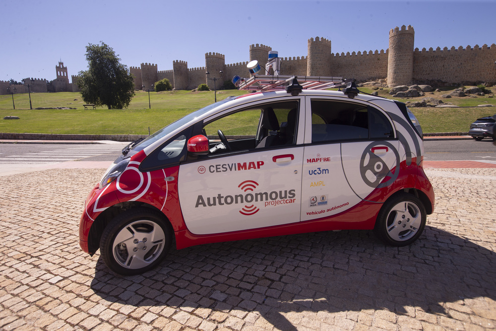 Presentación-demostración de coche autónomo de Cesvimap Mapfre que hará su primer viaje en el entorno urbano de Ávila. Asiste la consejera de movilidad María González.
