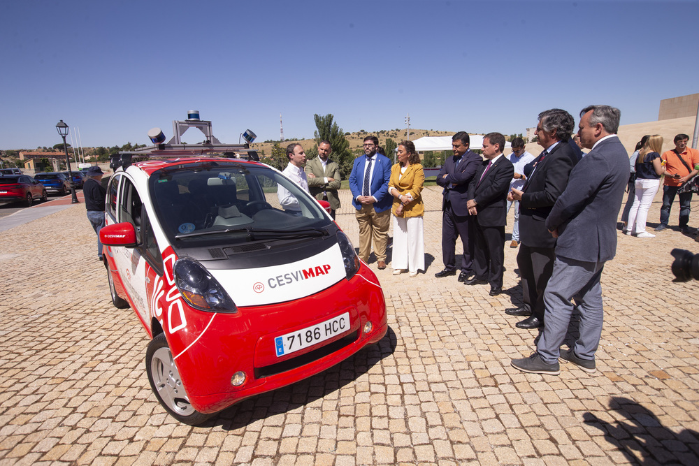 Presentación-demostración de coche autónomo de Cesvimap Mapfre que hará su primer viaje en el entorno urbano de Ávila. Asiste la consejera de movilidad María González.  / ISABEL GARCÍA