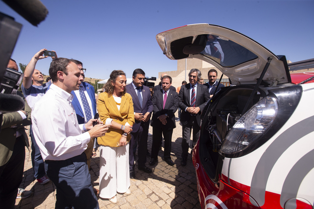 Presentación-demostración de coche autónomo de Cesvimap Mapfre que hará su primer viaje en el entorno urbano de Ávila. Asiste la consejera de movilidad María González.  / ISABEL GARCÍA