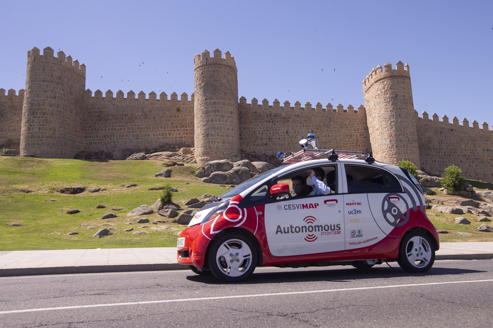 Presentación-demostración de coche autónomo de Cesvimap Mapfre que hará su primer viaje en el entorno urbano de Ávila. Asiste la consejera de movilidad María González.  / ISABEL GARCÍA