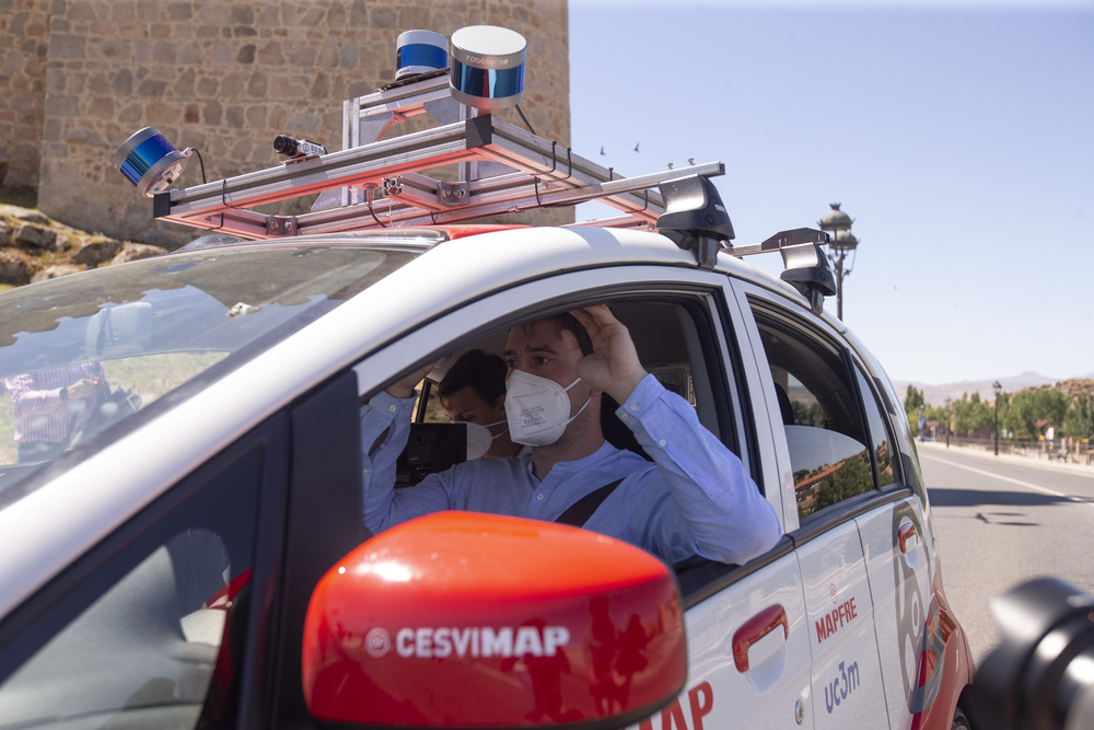 Presentación-demostración de coche autónomo de Cesvimap Mapfre que hará su primer viaje en el entorno urbano de Ávila. Asiste la consejera de movilidad María González.  / ISABEL GARCÍA