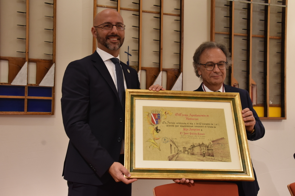 José Pulido recibe el diploma que le acredita como nuevo juglar de Fontiveros