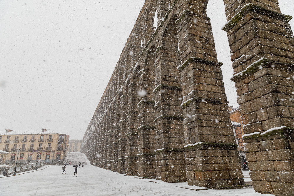 Segovia amanece con una nevada continua, que dificulta el trafico y otras labores cotidianas.